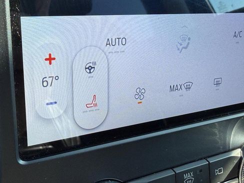 Used 2024 Ford Edge Titanium image 23