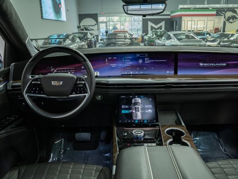 Used 2025 Cadillac Escalade ESV Sport Platinum image 33