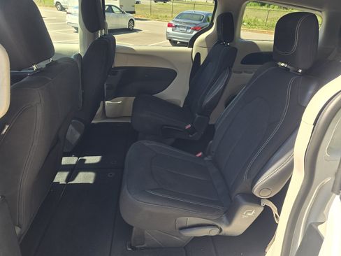 Used 2022 Chrysler Voyager LX FWD image 12