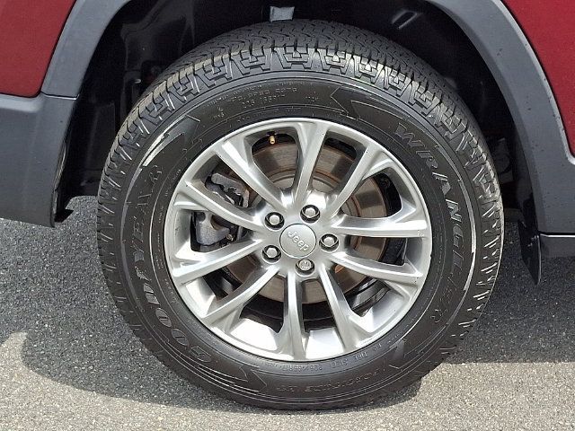Used 2020 Jeep Cherokee Latitude Plus AWD/4WD image 15