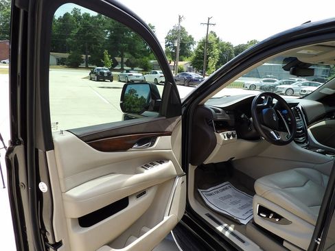 Used 2017 Cadillac Escalade ESV Luxury image 11