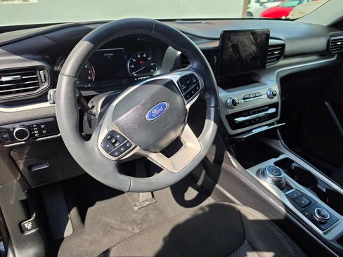 Used 2023 Ford Explorer XLT AWD/4WD image 4