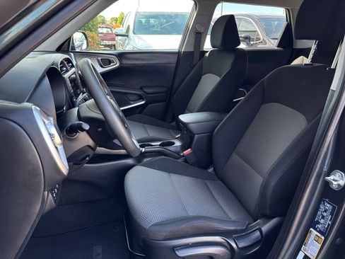 Used 2025 Kia Soul LX w/ LX Technology Package FWD image 30