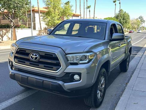 Used 2017 Toyota Tacoma SR5 w/ Tow Package RWD image 4