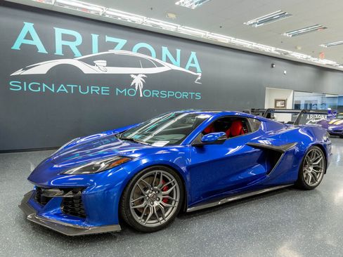 Used 2025 Chevrolet Corvette Z06 RWD image 1