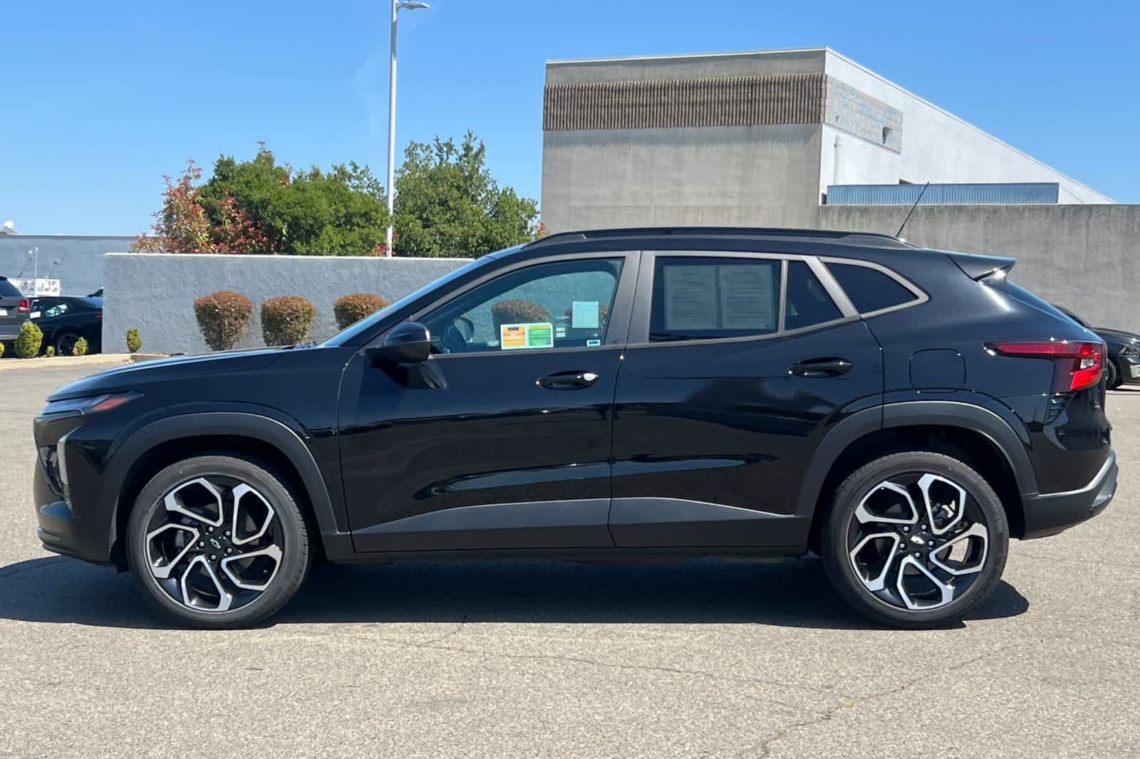 Used 2024 Chevrolet Trax RS w/ Sunroof Package FWD image 9