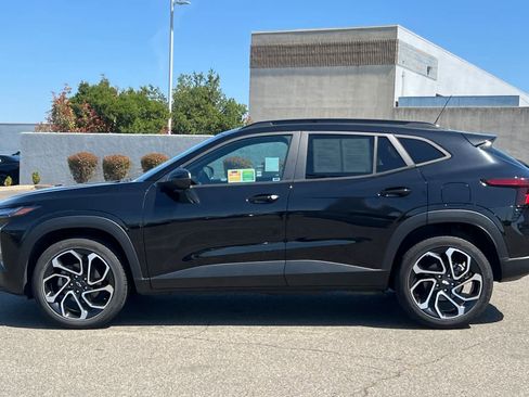 Used 2024 Chevrolet Trax RS w/ Sunroof Package FWD image 9
