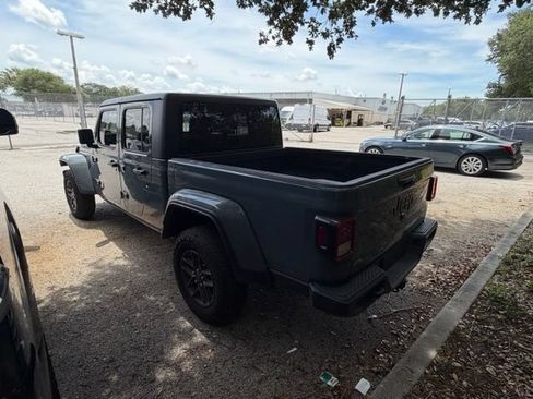 Used 2025 Jeep Gladiator Sport AWD/4WD image 9