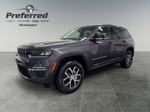Used 2024 Jeep Grand Cherokee Limited w/ Luxury Tech Group II image 3