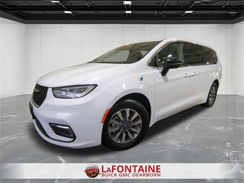 Used 2024 Chrysler Pacifica Select image 1