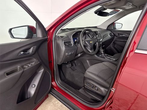 Used 2023 Chevrolet Equinox LT image 3