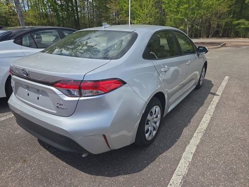 Used 2025 Toyota Corolla LE w/ Convenience Package image 3