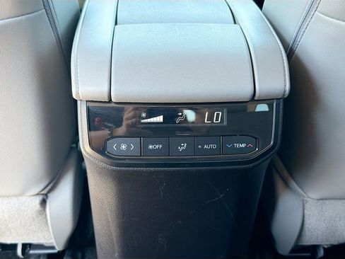 Used 2024 Toyota Highlander Limited FWD image 20