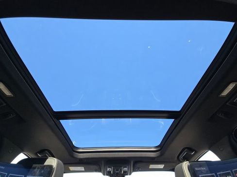 Used 2023 Chevrolet Suburban Premier w/ Advanced Technology Package image 42