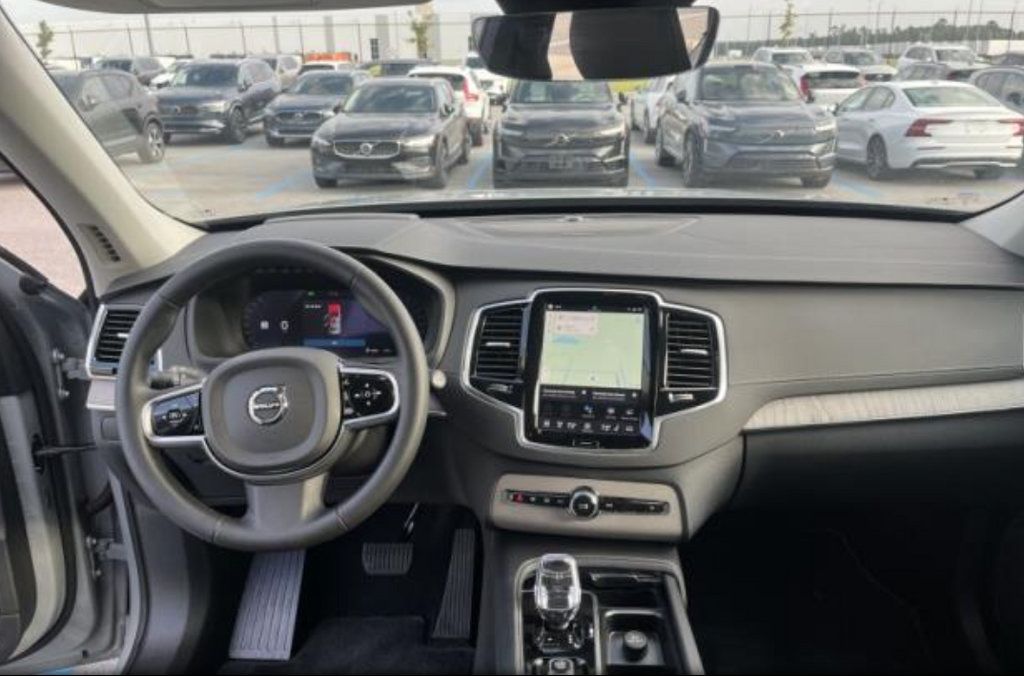 Used 2025 Volvo XC90 B5 Ultra AWD/4WD image 3