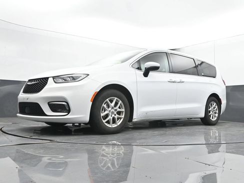 Used 2023 Chrysler Pacifica Touring-L FWD image 44