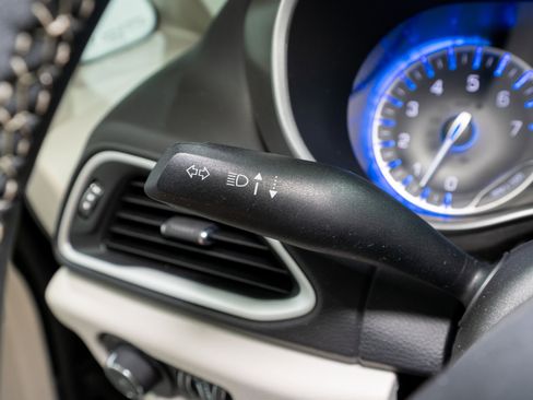 Used 2024 Chrysler Pacifica Touring-L image 28