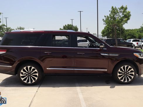Used 2023 Lincoln Navigator L Reserve AWD/4WD image 2