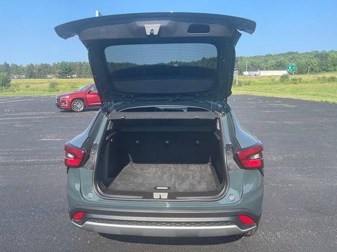 Used 2025 Chevrolet Trax LT FWD image 24