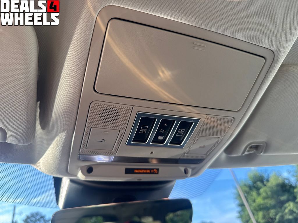 Used 2017 Land Rover Discovery HSE AWD/4WD image 44