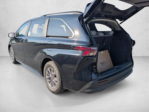 New 2026 Toyota Sienna LE FWD image 9
