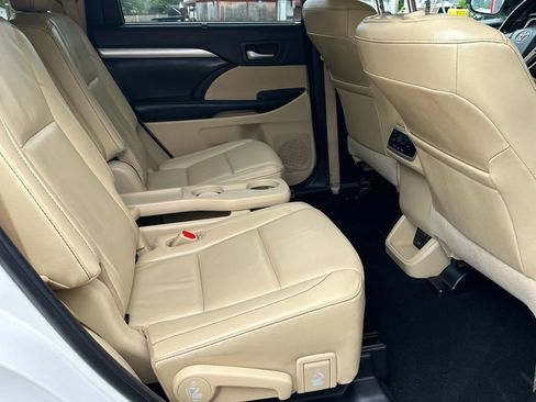 Used 2019 Toyota Highlander XLE FWD image 17