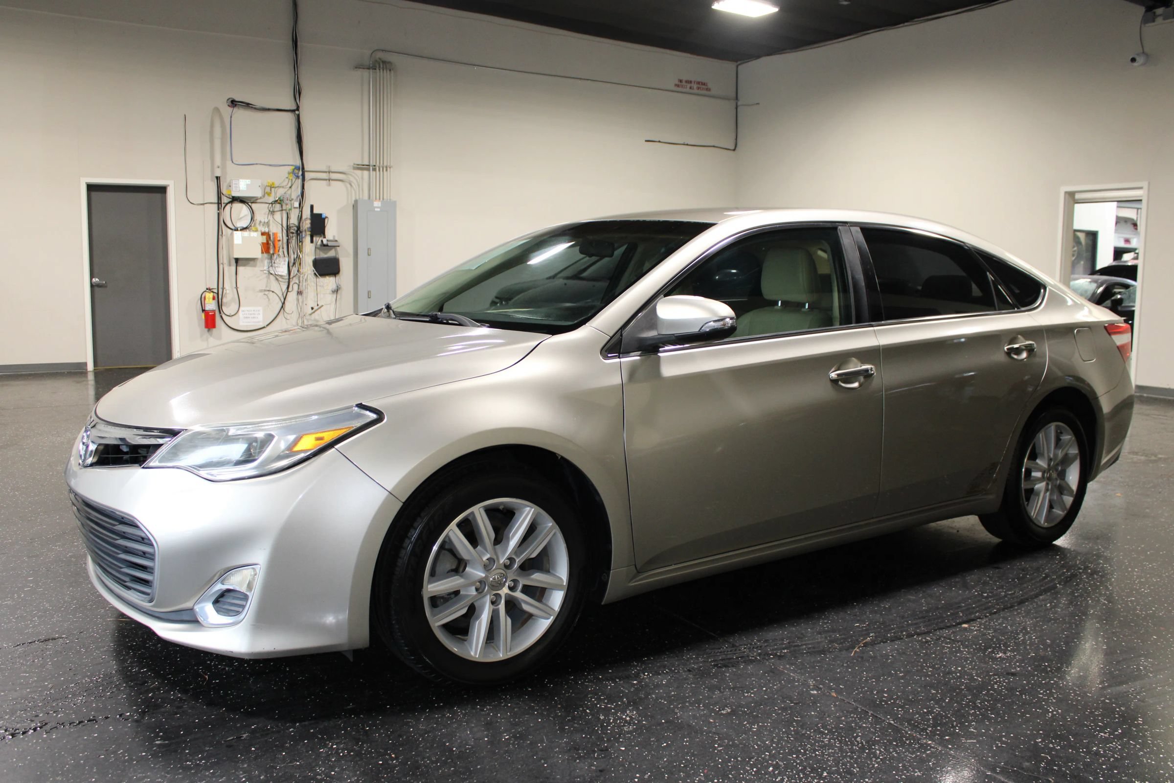 Used 2014 Toyota Avalon XLE FWD image 6
