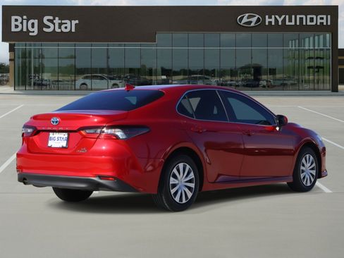 Used 2023 Toyota Camry LE image 4