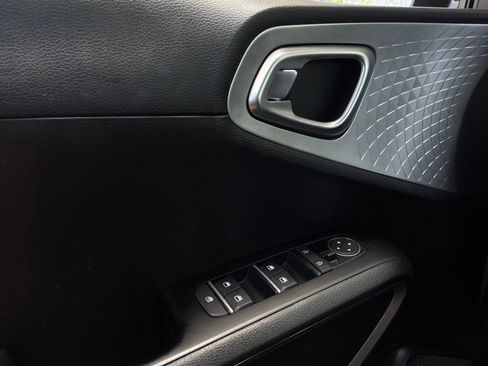 Used 2025 Kia Soul LX w/ LX Technology Package FWD image 19