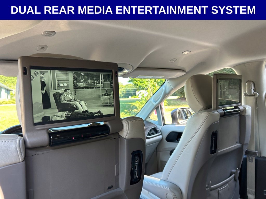 Used 2021 Chrysler Pacifica Touring-L w/ Uconnect Theater Family Group FWD image 2