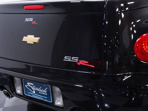 Used 2005 Chevrolet SSR w/ Preferred Equipment Group image 24