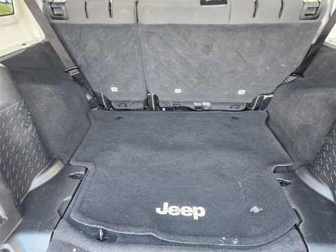 Used 2016 Jeep Wrangler Unlimited Sahara image 28