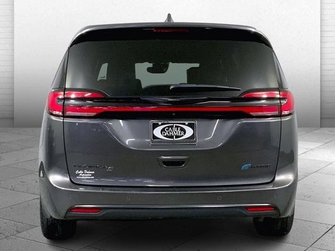 Used 2022 Chrysler Pacifica Limited w/ Uconnect Theater Family Group FWD image 3