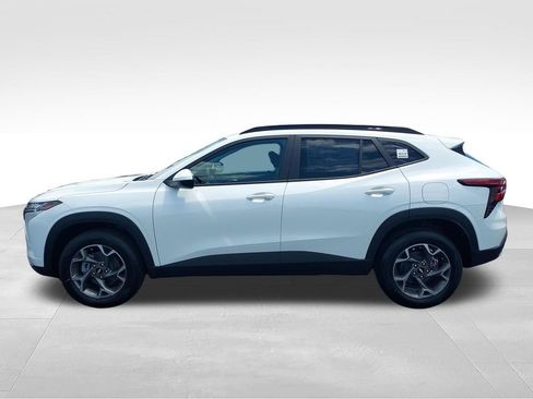 New 2026 Chevrolet Trax LT w/ LT Convenience Package FWD image 2