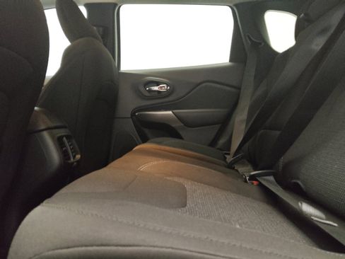 Used 2021 Jeep Cherokee Latitude FWD image 18