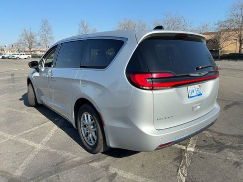 Used 2024 Chrysler Pacifica Touring-L image 5