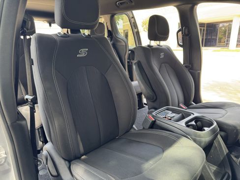 Used 2018 Chrysler Pacifica Touring Plus w/ S Appearance Package FWD image 29