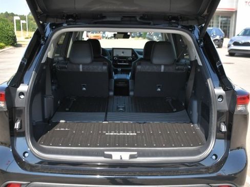 Used 2025 Toyota Highlander XLE image 5