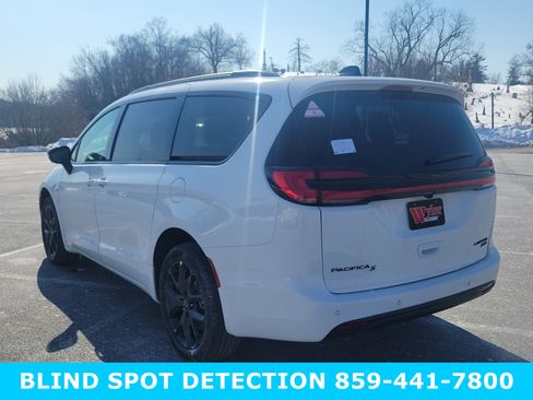 New 2026 Chrysler Pacifica Limited image 7