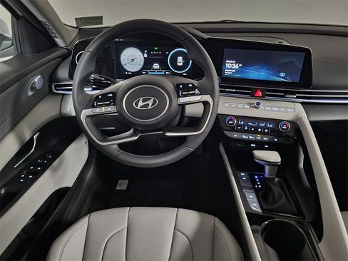 New 2025 Hyundai Elantra Limited image 25