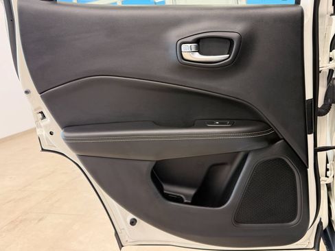 Used 2018 Jeep Compass Latitude FWD image 30