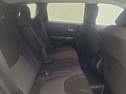 Used 2019 Jeep Cherokee Latitude w/ Popular Appearance Group FWD image 19
