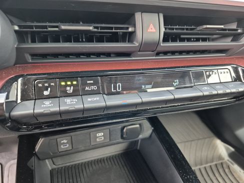 Used 2026 Toyota Prius Plug-In Hybrid FWD image 32