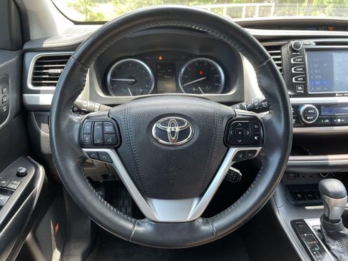 Used 2019 Toyota Highlander Limited FWD image 10