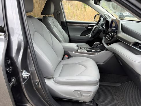 Used 2023 Toyota Highlander Limited image 13