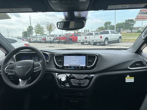 New 2026 Chrysler Pacifica Select image 2