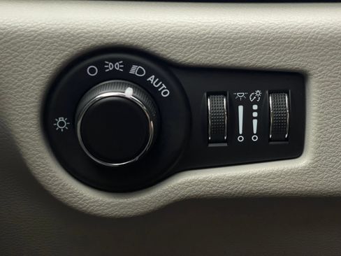 Used 2022 Chrysler Voyager LX FWD image 23