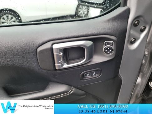 Used 2018 Jeep Wrangler Unlimited Sahara image 13