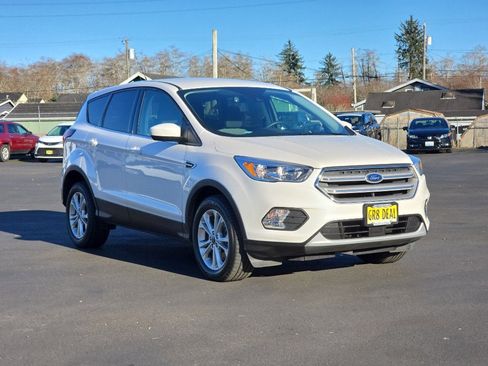 Used 2019 Ford Escape SE image 2