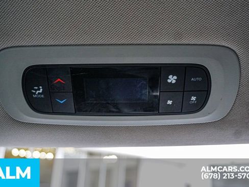 Used 2024 Chrysler Pacifica Select image 37